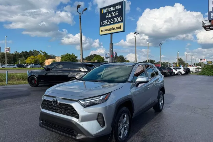 2025 Toyota RAV4 Hybrid XLE photo 1