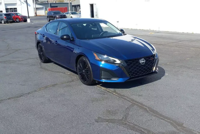 2023 Nissan Altima 2.5 SR photo 1