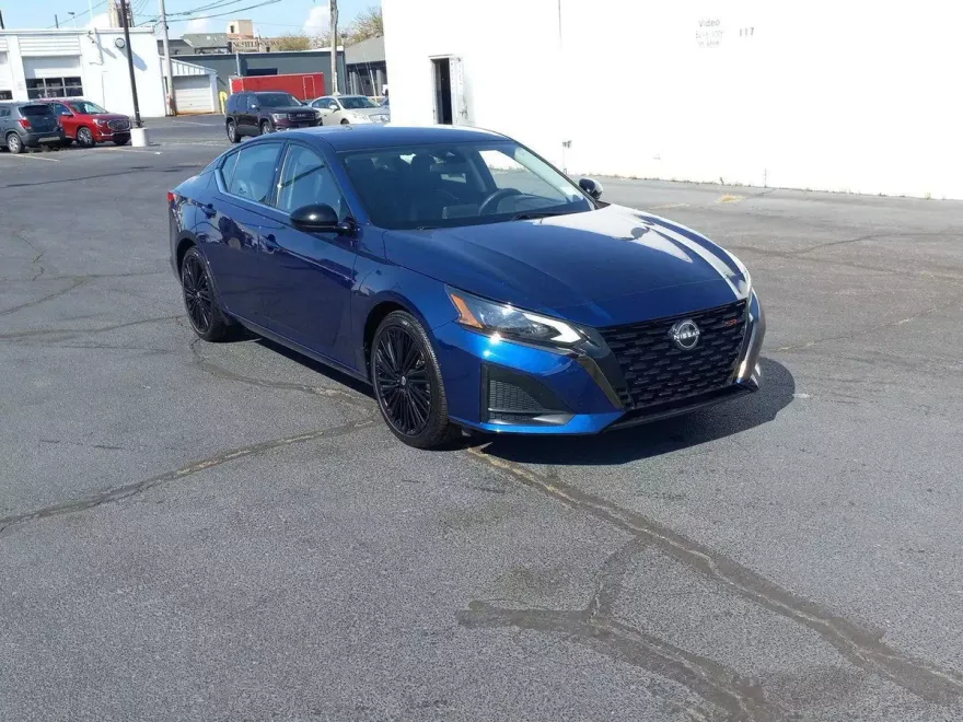 2023 Nissan Altima 2.5 SR photo 1