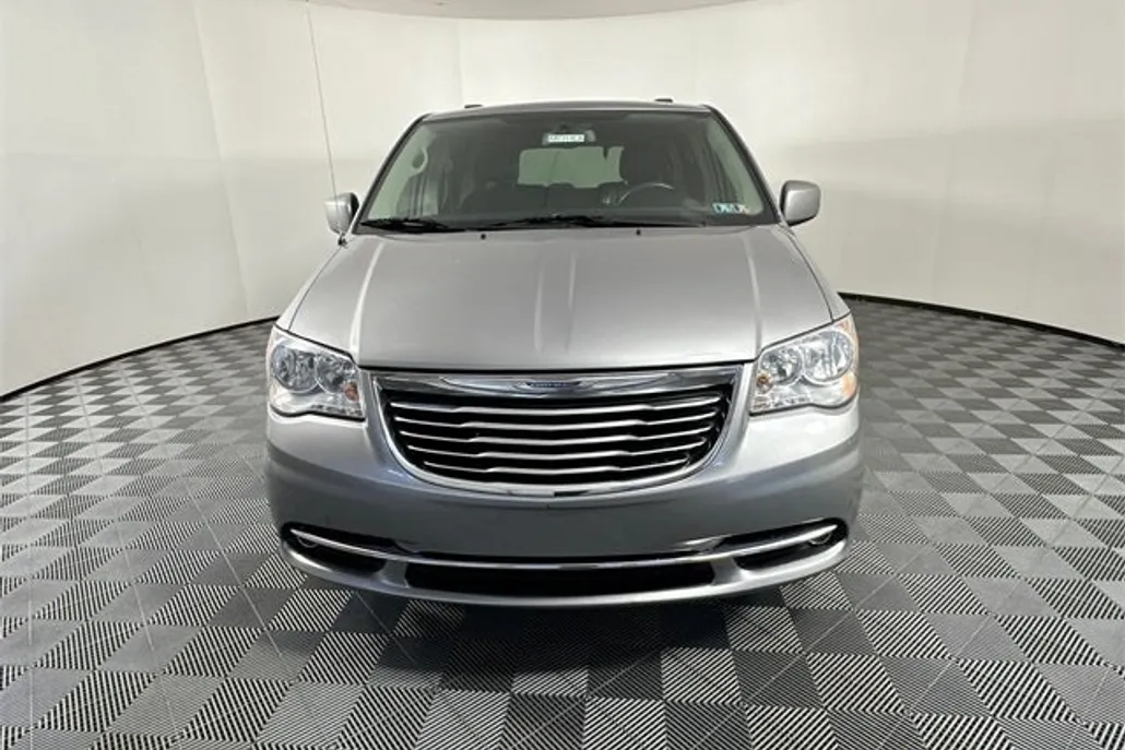 2016 Chrysler Town & Country Touring photo 1