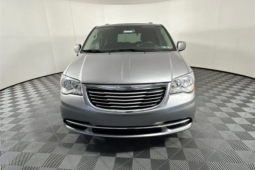 2016 Chrysler Town & Country Touring photo 1