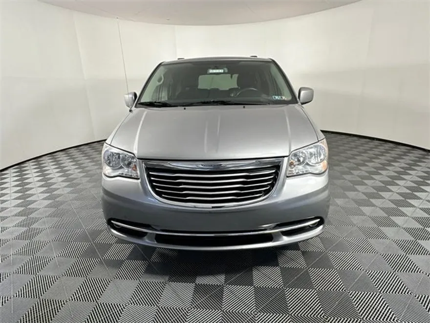 2016 Chrysler Town & Country Touring photo 1