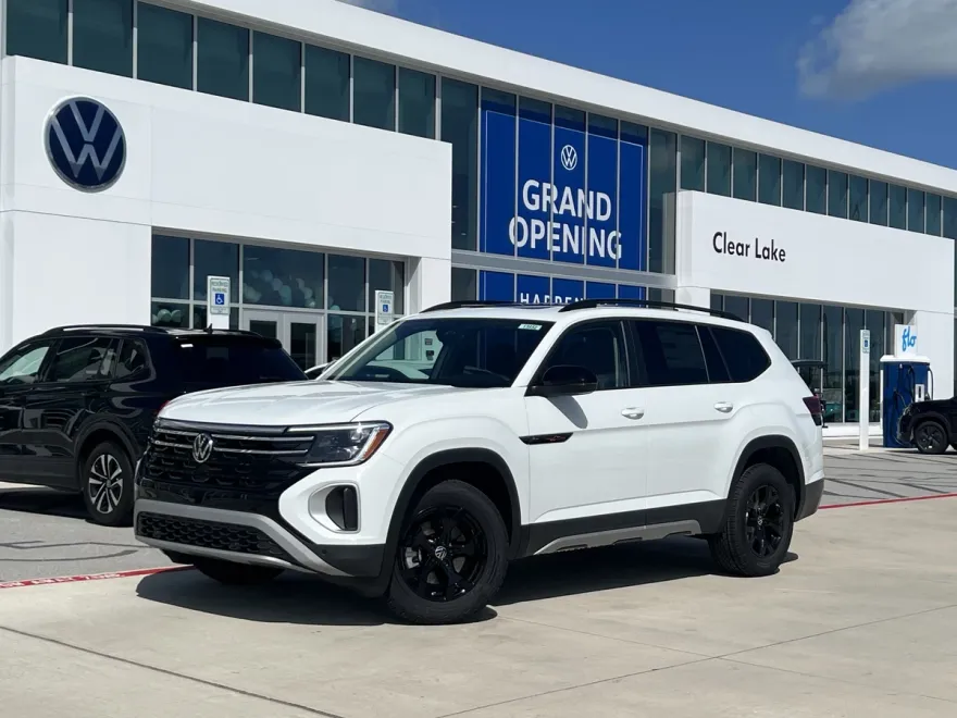 2025 Volkswagen Atlas Peak Edition SE photo 1
