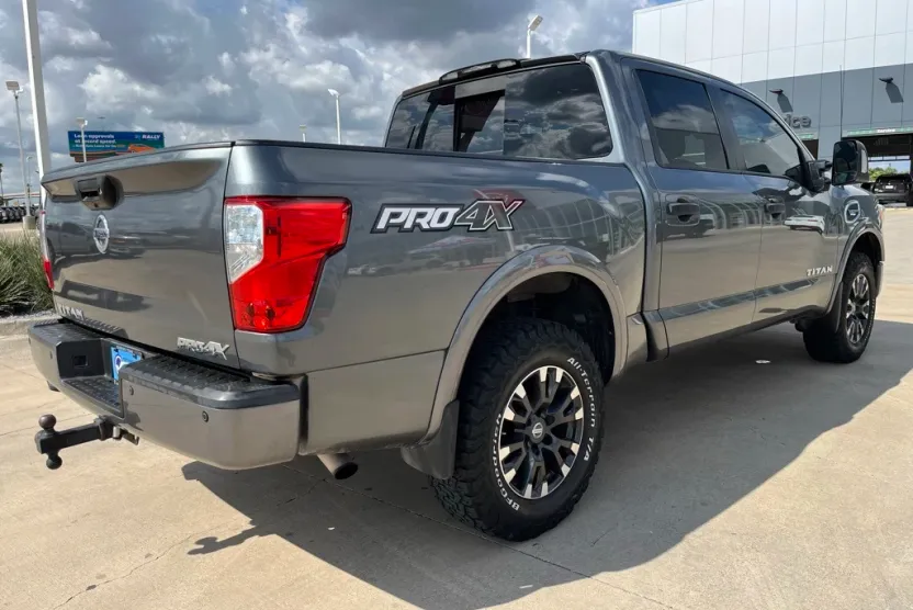 2017 Nissan Titan PRO-4X photo 1