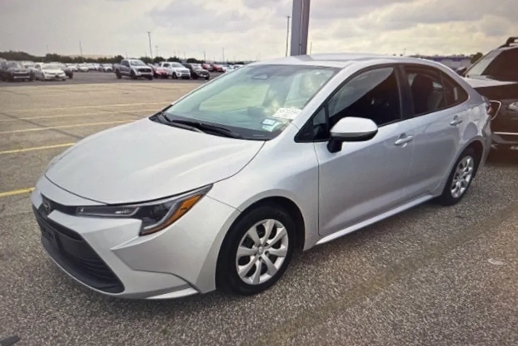 2024 Toyota Corolla LE photo 1