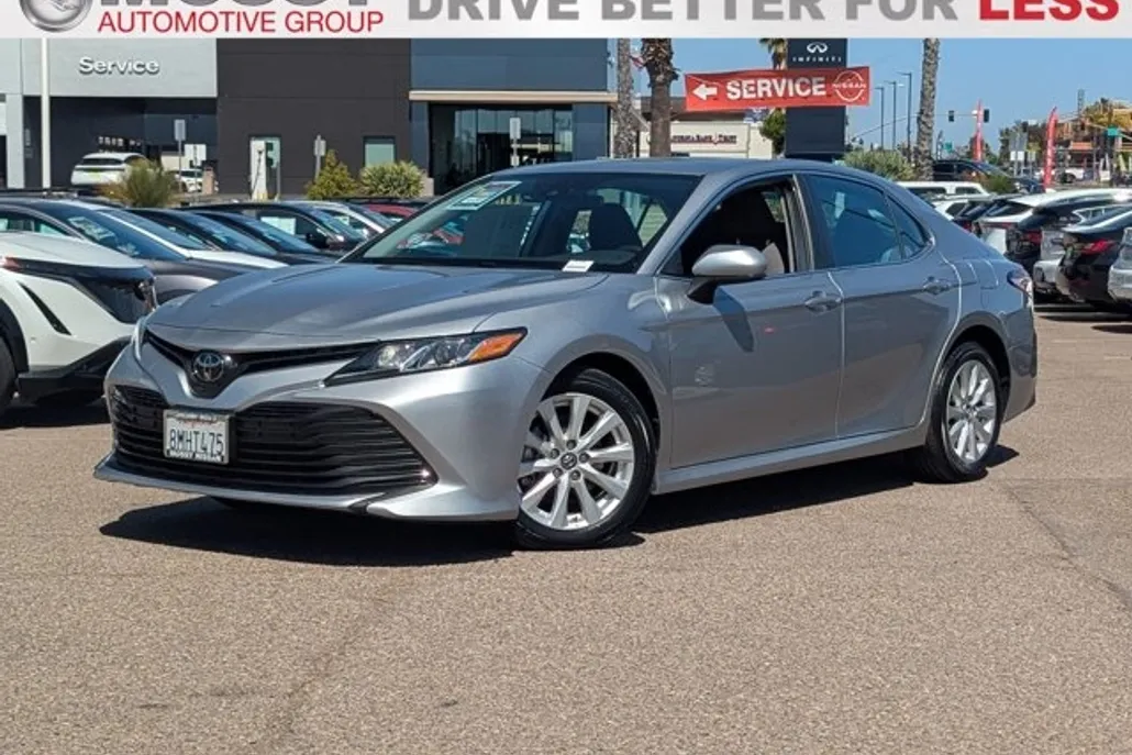 2019 Toyota Camry LE photo 1