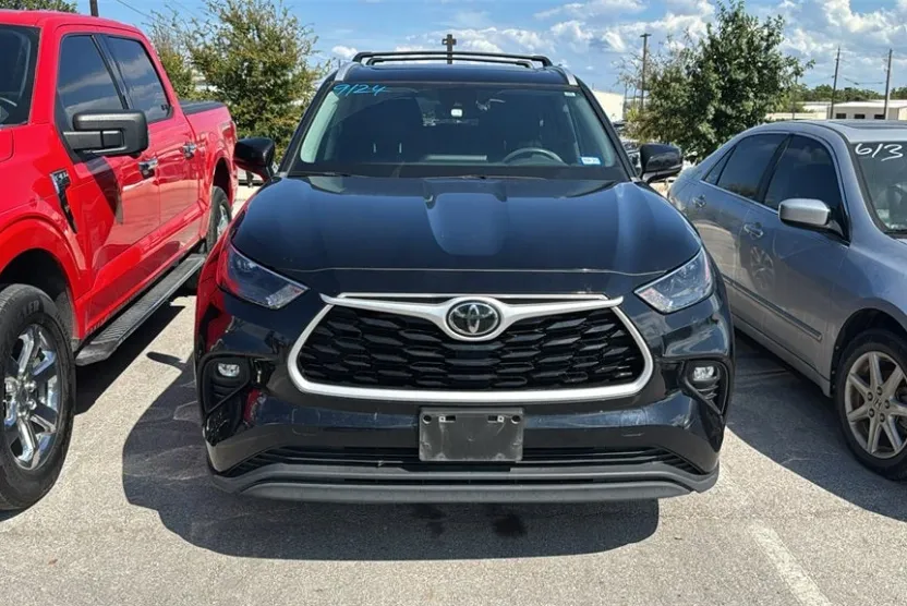 2023 Toyota Highlander XLE photo 1