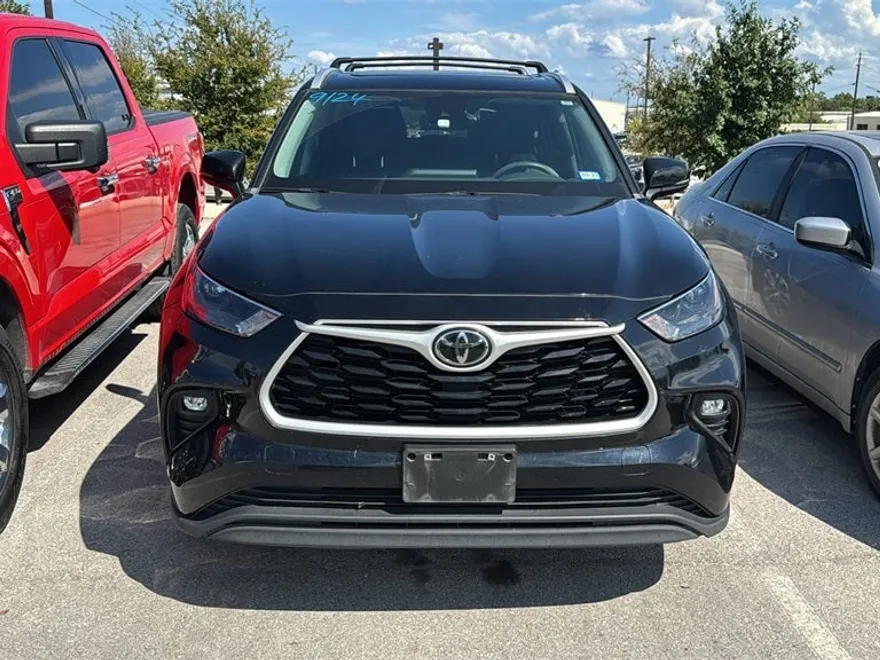 2023 Toyota Highlander XLE photo 1