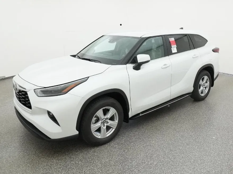 2025 Toyota Highlander LE photo 1
