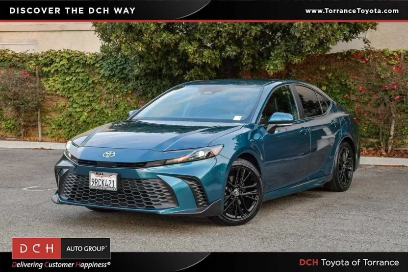 2025 Toyota Camry SE photo 1