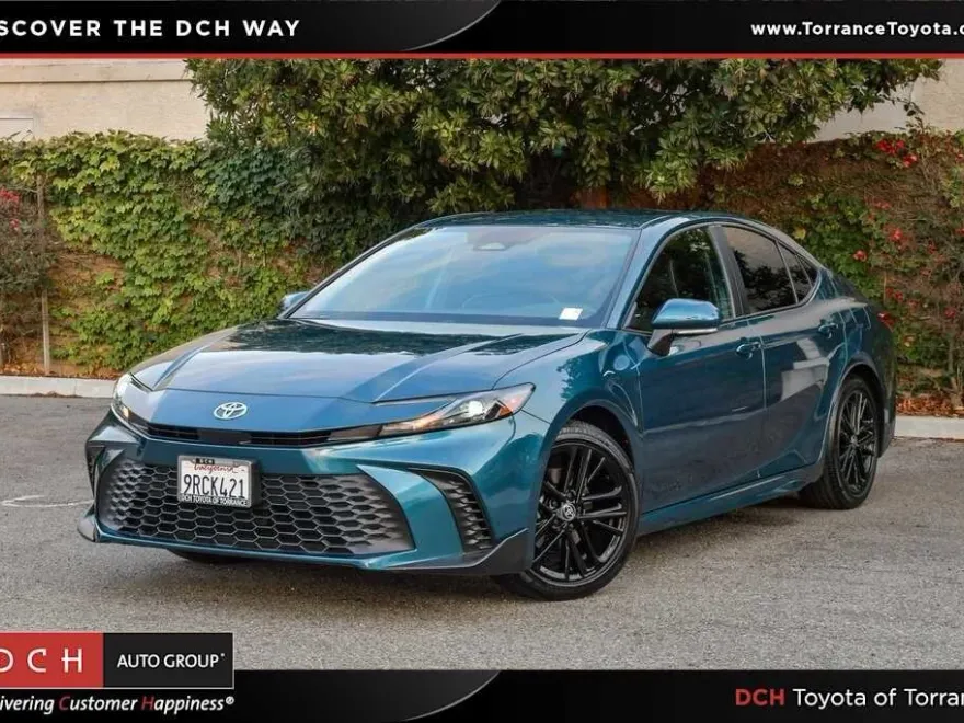 2025 Toyota Camry SE photo 1