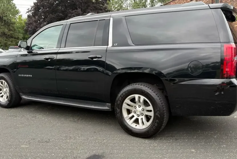 2016 Chevrolet Suburban LT photo 1