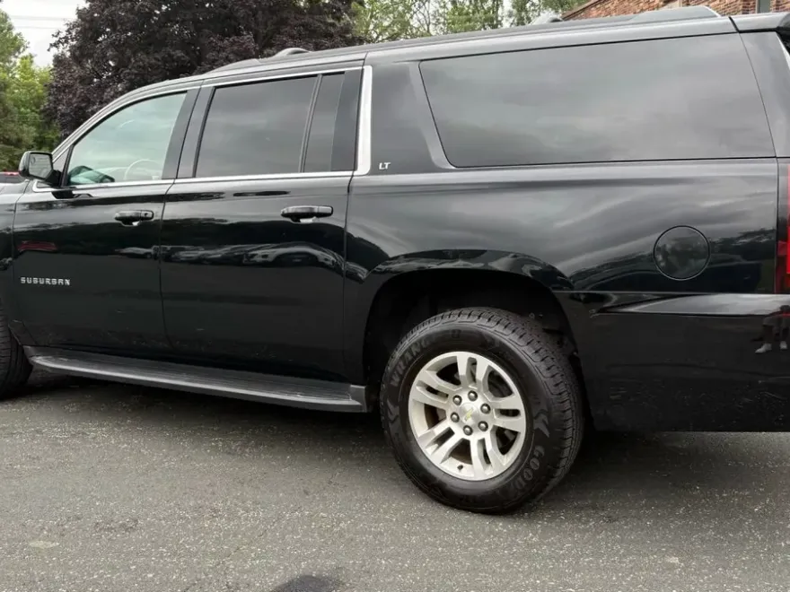 2016 Chevrolet Suburban LT photo 1