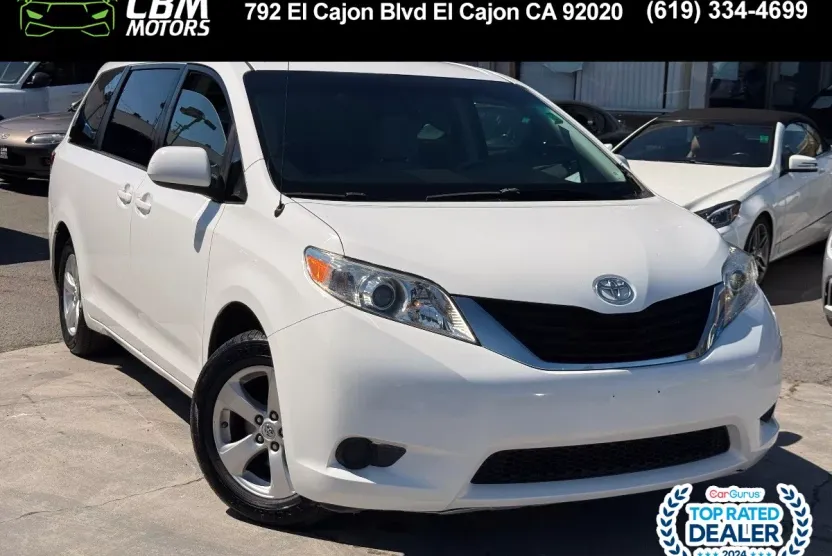 2014 Toyota Sienna LE photo 1