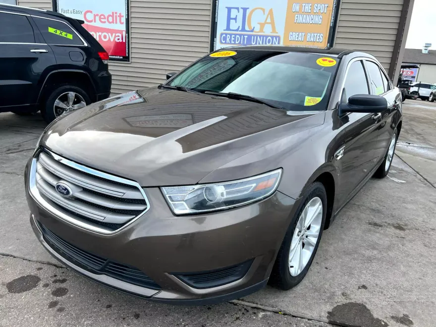 2016 Ford Taurus SE photo 1