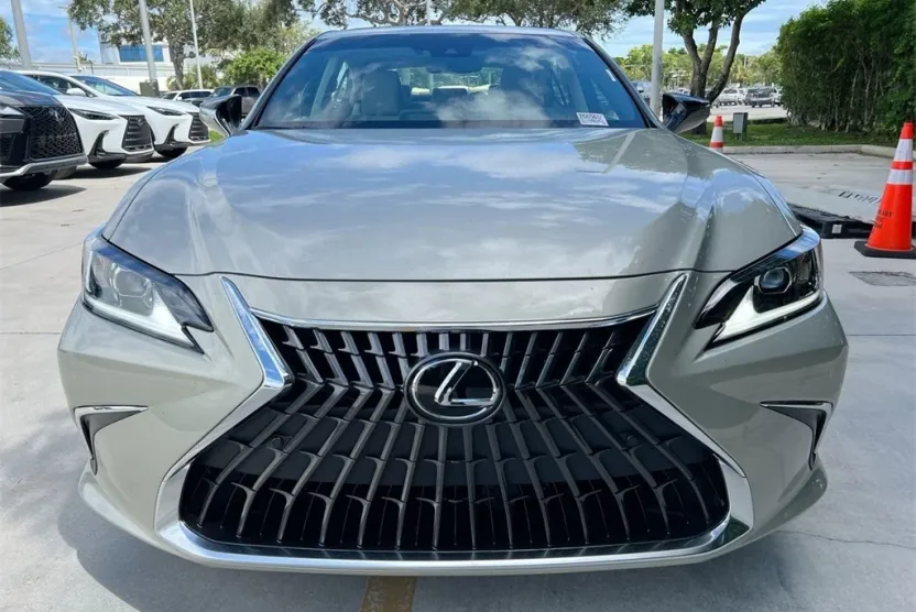 2025 Lexus ES 300h photo 1