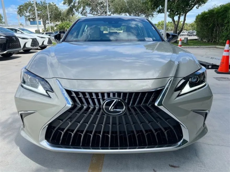 2025 Lexus ES 300h photo 1