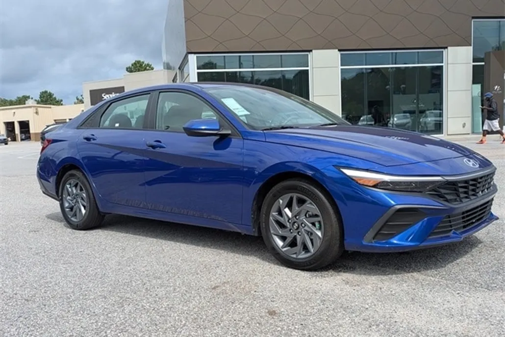 2024 Hyundai Elantra SEL photo 1