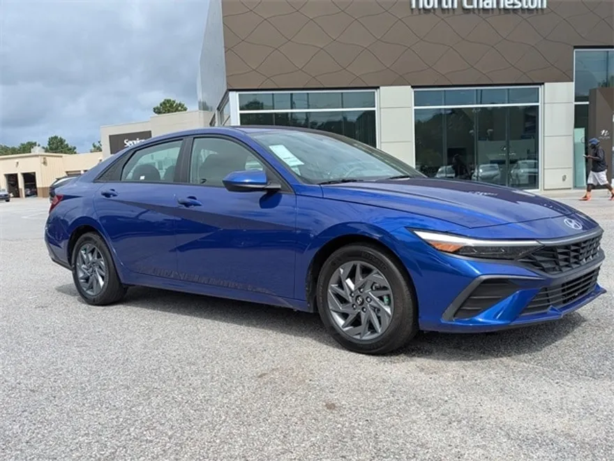 2024 Hyundai Elantra SEL photo 1