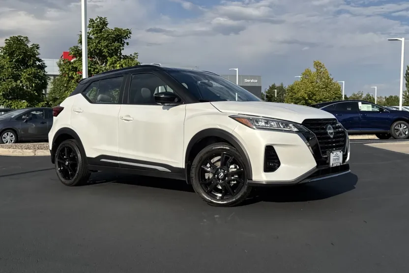2024 Nissan Kicks SR photo 1