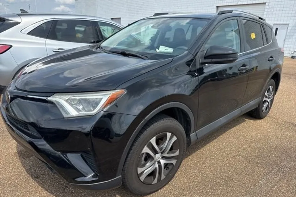 2018 Toyota RAV4 LE photo 1