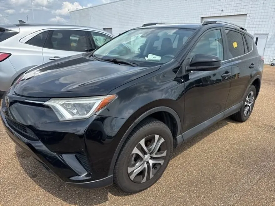 2018 Toyota RAV4 LE photo 1