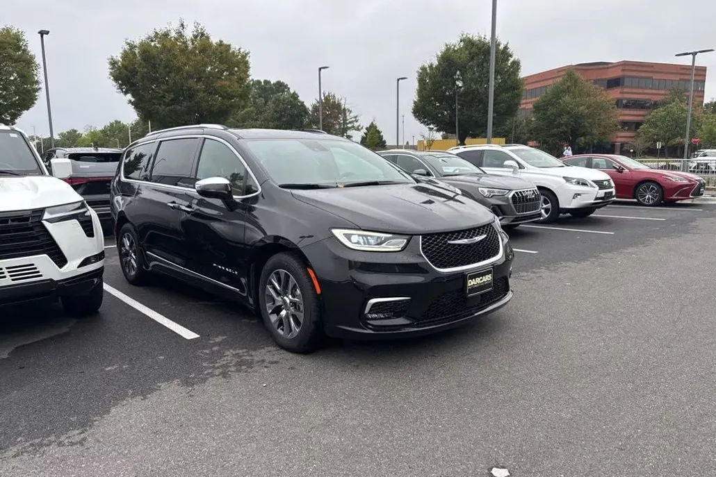2023 Chrysler Pacifica Pinnacle photo 1