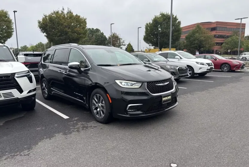 2023 Chrysler Pacifica Pinnacle photo 1