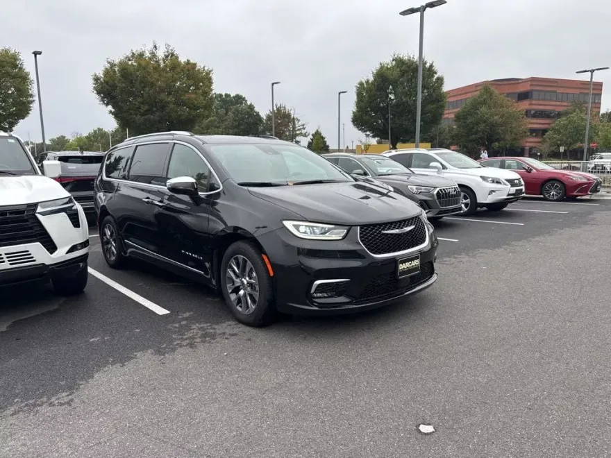 2023 Chrysler Pacifica Pinnacle photo 1