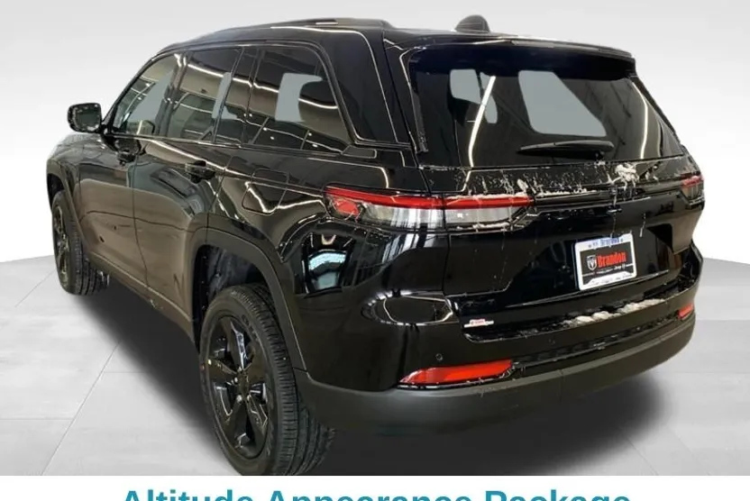 2025 Jeep Grand Cherokee Laredo Altitude photo 1