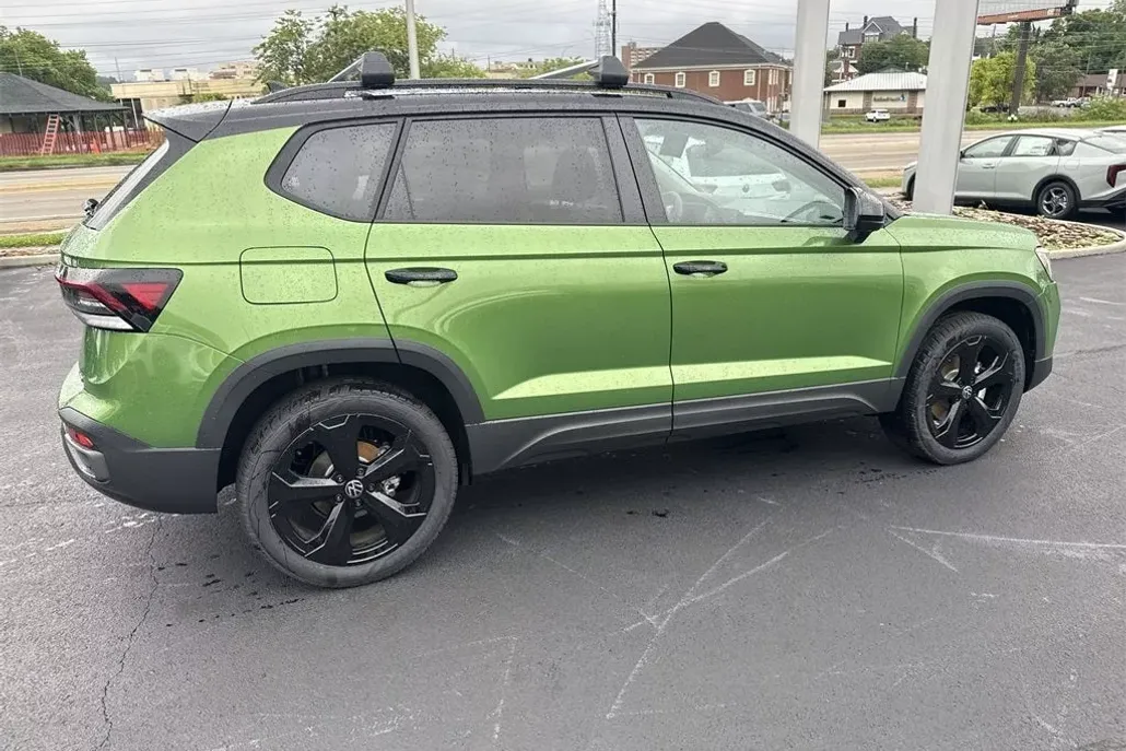 2025 Volkswagen Taos SE photo 1