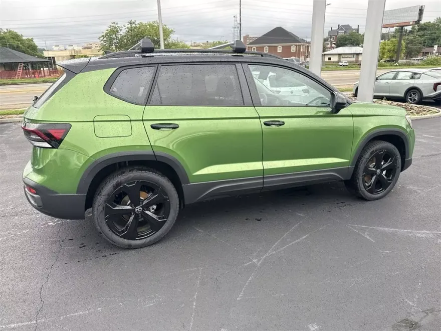 2025 Volkswagen Taos SE photo 1