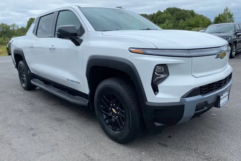 2025 Chevrolet Silverado EV LT photo 1