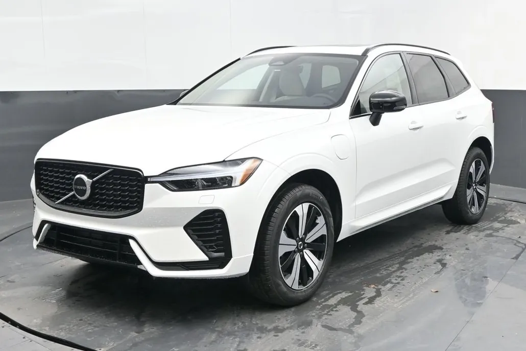 2025 Volvo XC60 Hybrid T8 Core photo 1