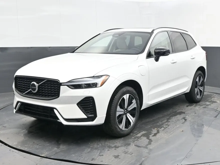 2025 Volvo XC60 Hybrid T8 Core photo 1