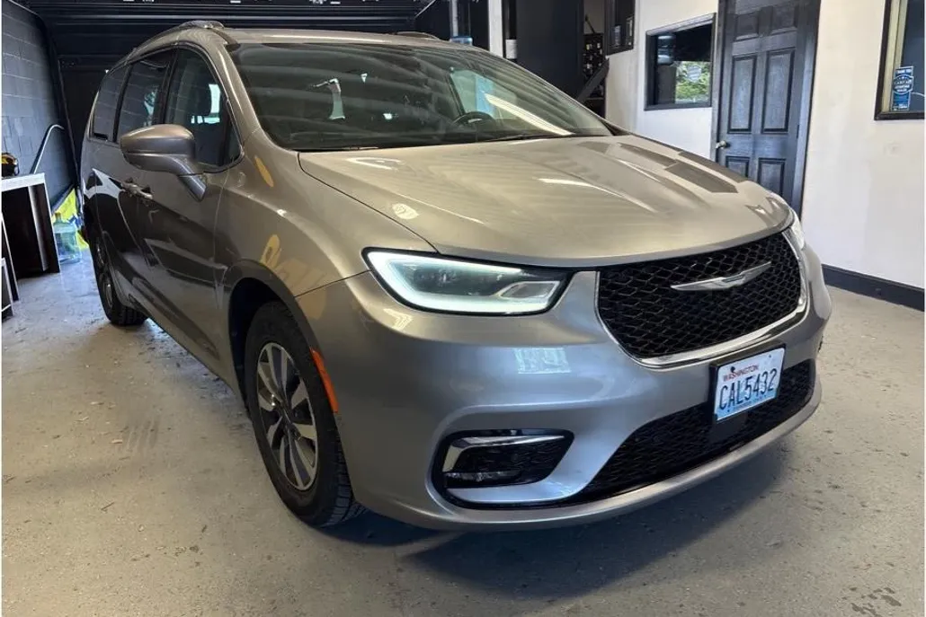 2021 Chrysler Pacifica Hybrid Touring L photo 1