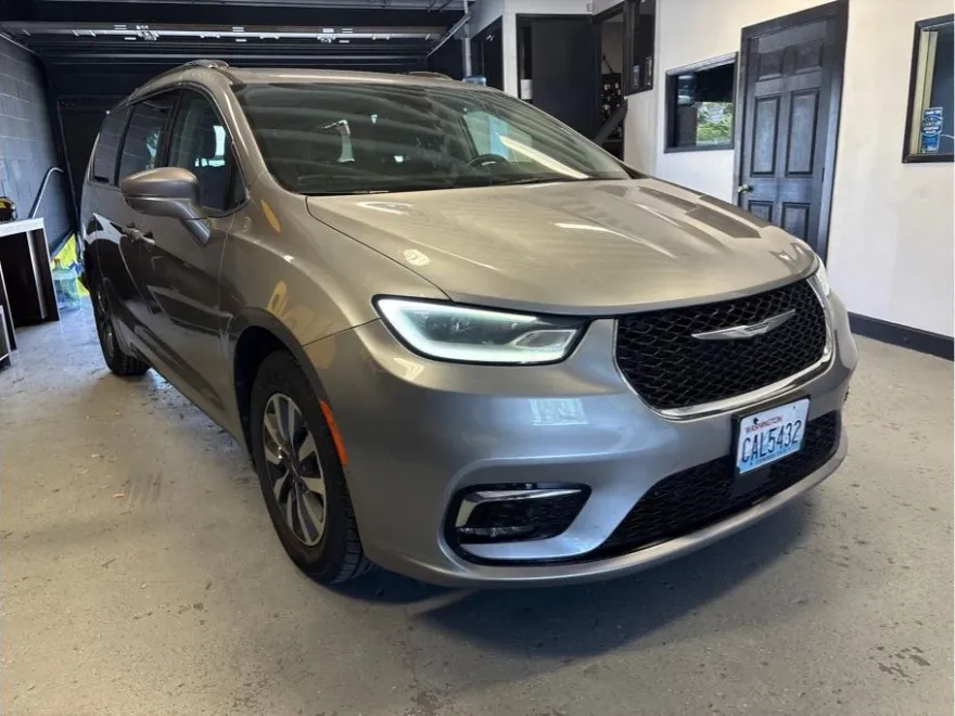 2021 Chrysler Pacifica Hybrid Touring L photo 1