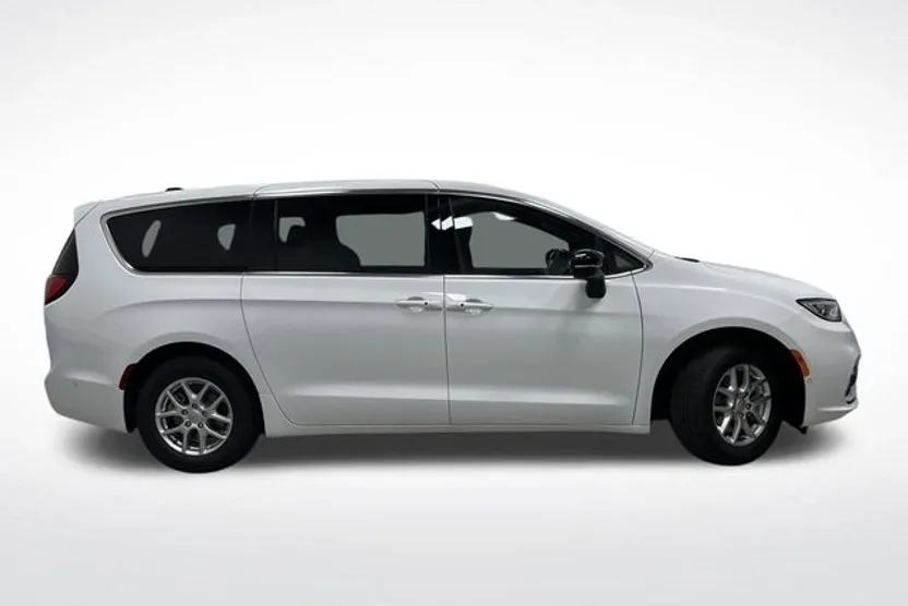 2025 Chrysler Pacifica photo 1