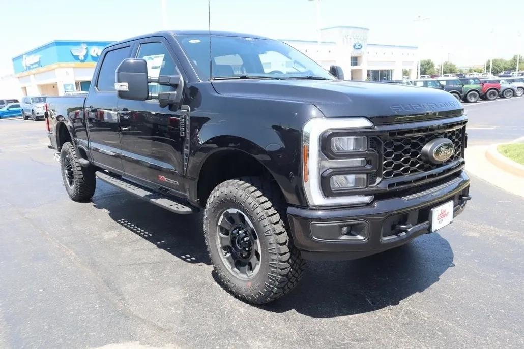 2025 Ford F-250 Lariat photo 1