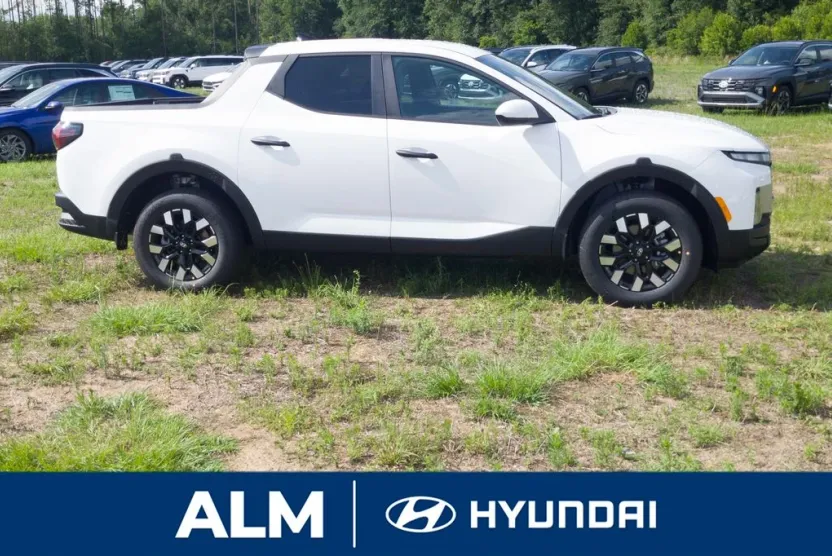 2025 Hyundai Santa Cruz SE photo 1