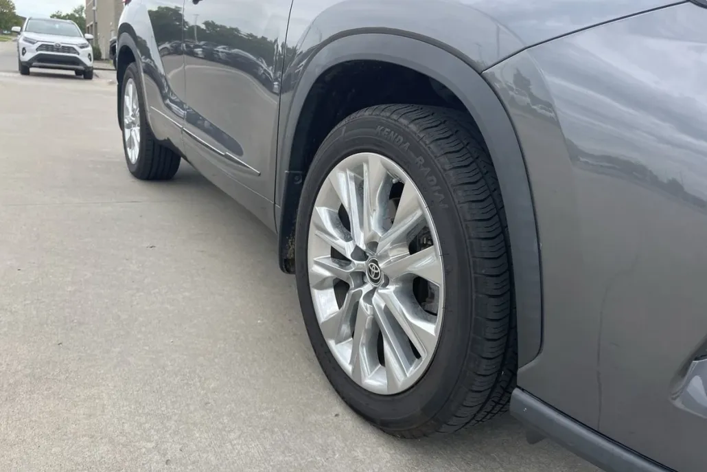 2021 Toyota Highlander Limited photo 1