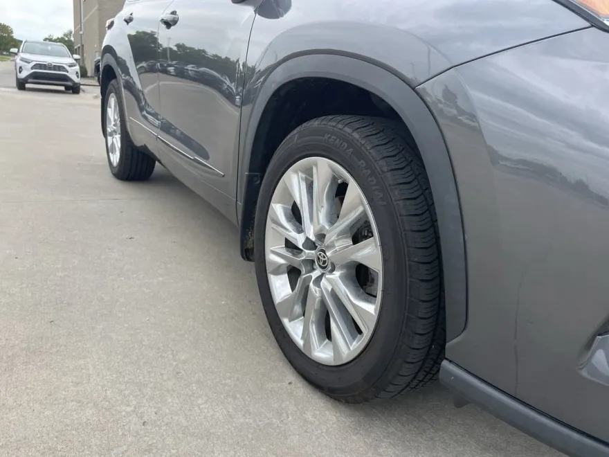 2021 Toyota Highlander Limited photo 1