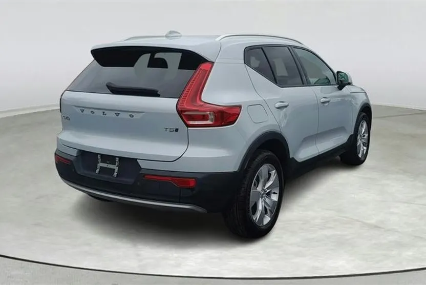 2022 Volvo XC40 AWD Momentum photo 1