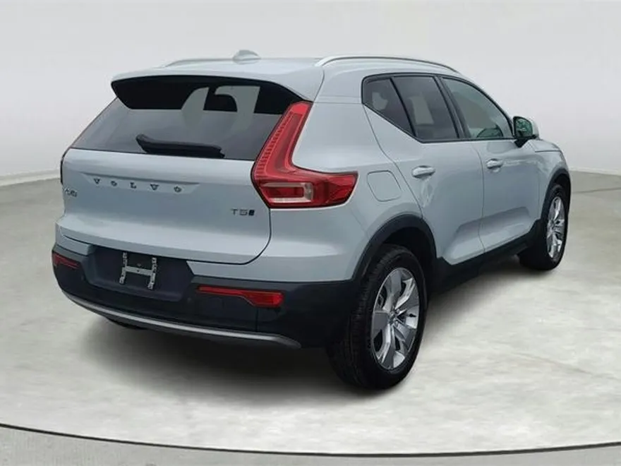 2022 Volvo XC40 AWD Momentum photo 1