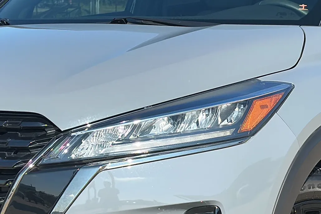 2023 Nissan Kicks SR photo 1