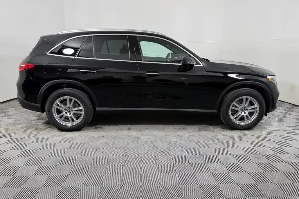 2025 Mercedes Benz GLC 300 4MATIC photo 1