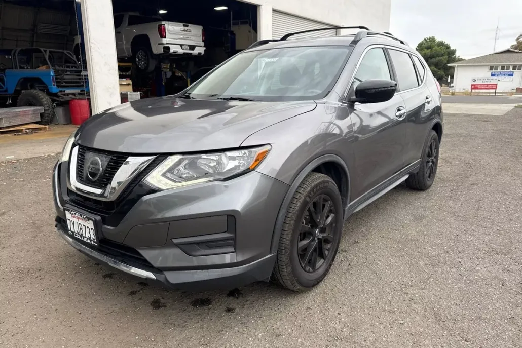 2017 Nissan Rogue SV photo 1