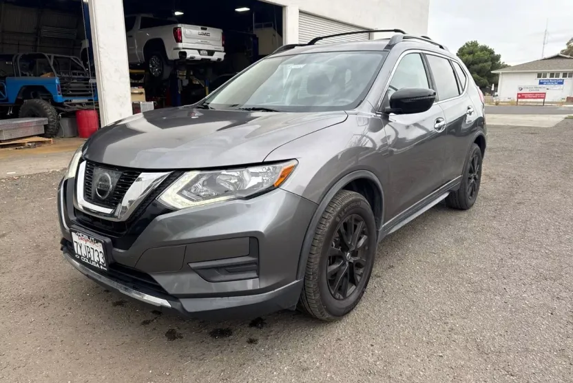 2017 Nissan Rogue SV photo 1