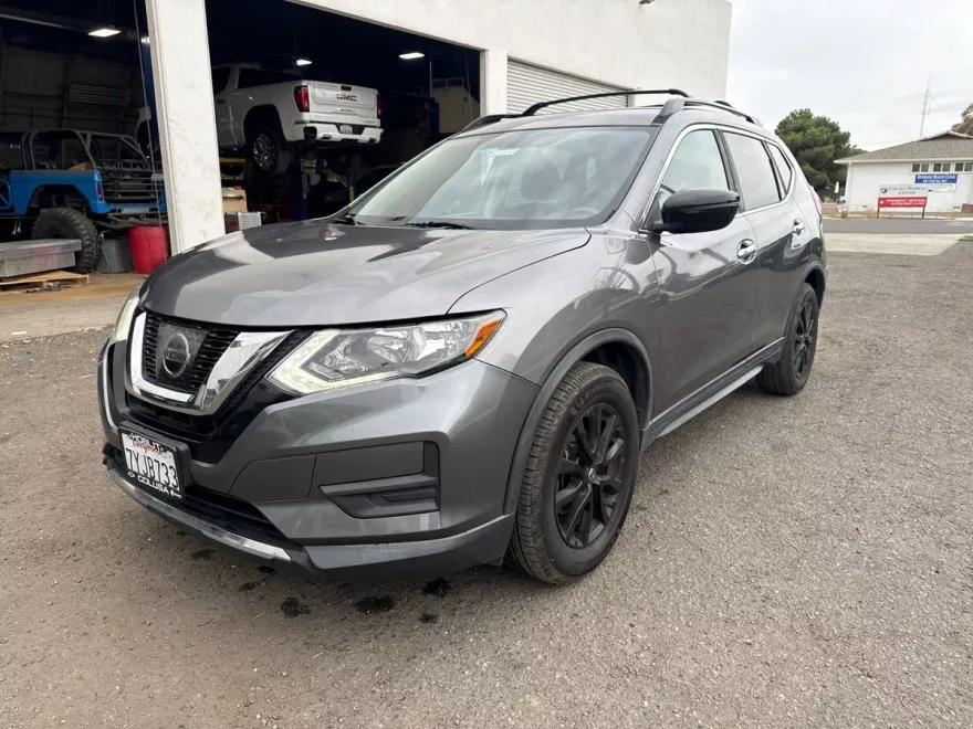 2017 Nissan Rogue SV photo 1