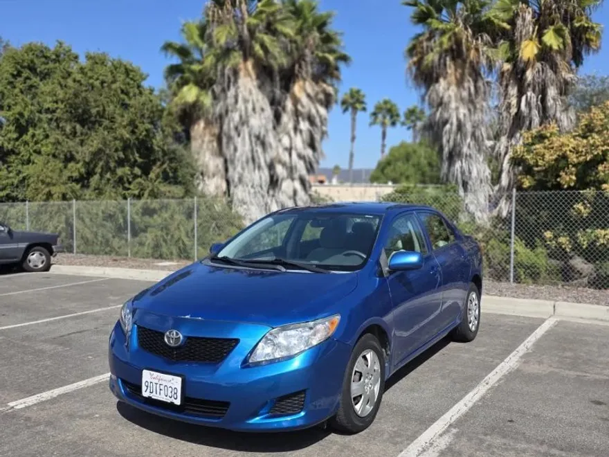 2009 Toyota Corolla LE photo 1